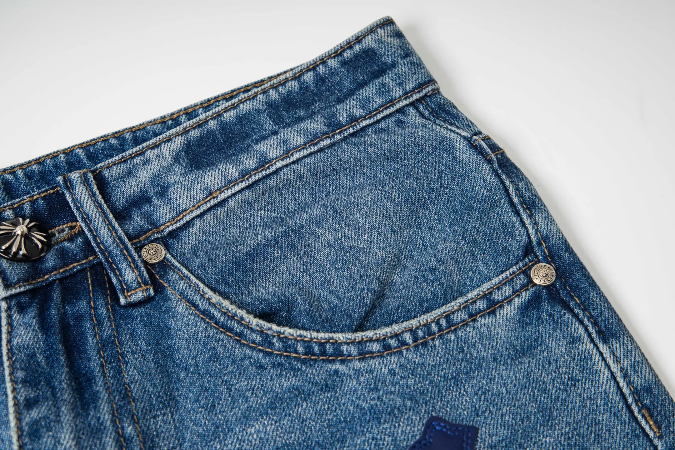 P260 Chrome Hearts micro-flared light blue multi-leather hot jeans. CH jeans need to be washed after the finished product, then disassembled and hand-stitched with sheepskin cross leather and then spliced ​​to complete. The whole piece has too many craftsmanship to explain. The patchwork cross pattern is embellished, and the high-waisted washed jeans! ! Absolutely high-end luxury products, god-level single products and super popular products, made with top heavy industry, a must-see magic weapon. Customized hardware. The fabric is thick and soft after washing. It has good breathability. Customized small leather label. Unique design. The details are simple and elegant, and the workmanship is exquisite. The entire trousers are neatly routed and the details are in place! It’s so cool that both men and women can easily control the genderless trend! Style number: 1796# Color: blue Size: 28 30 32 34 36